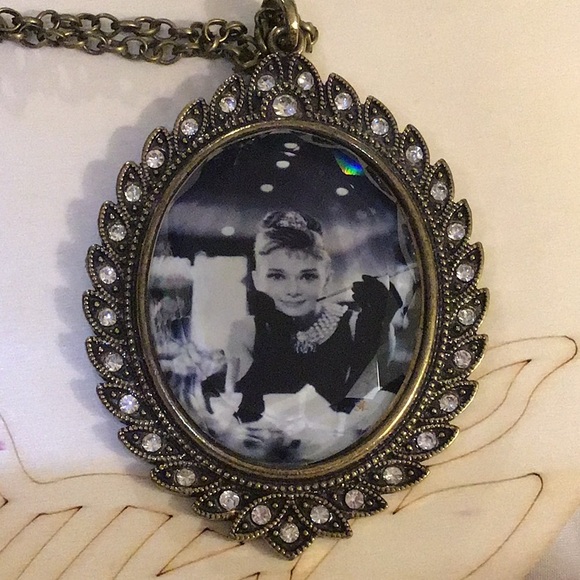 Audrey Hepburn Necklace - Picture 1 of 9